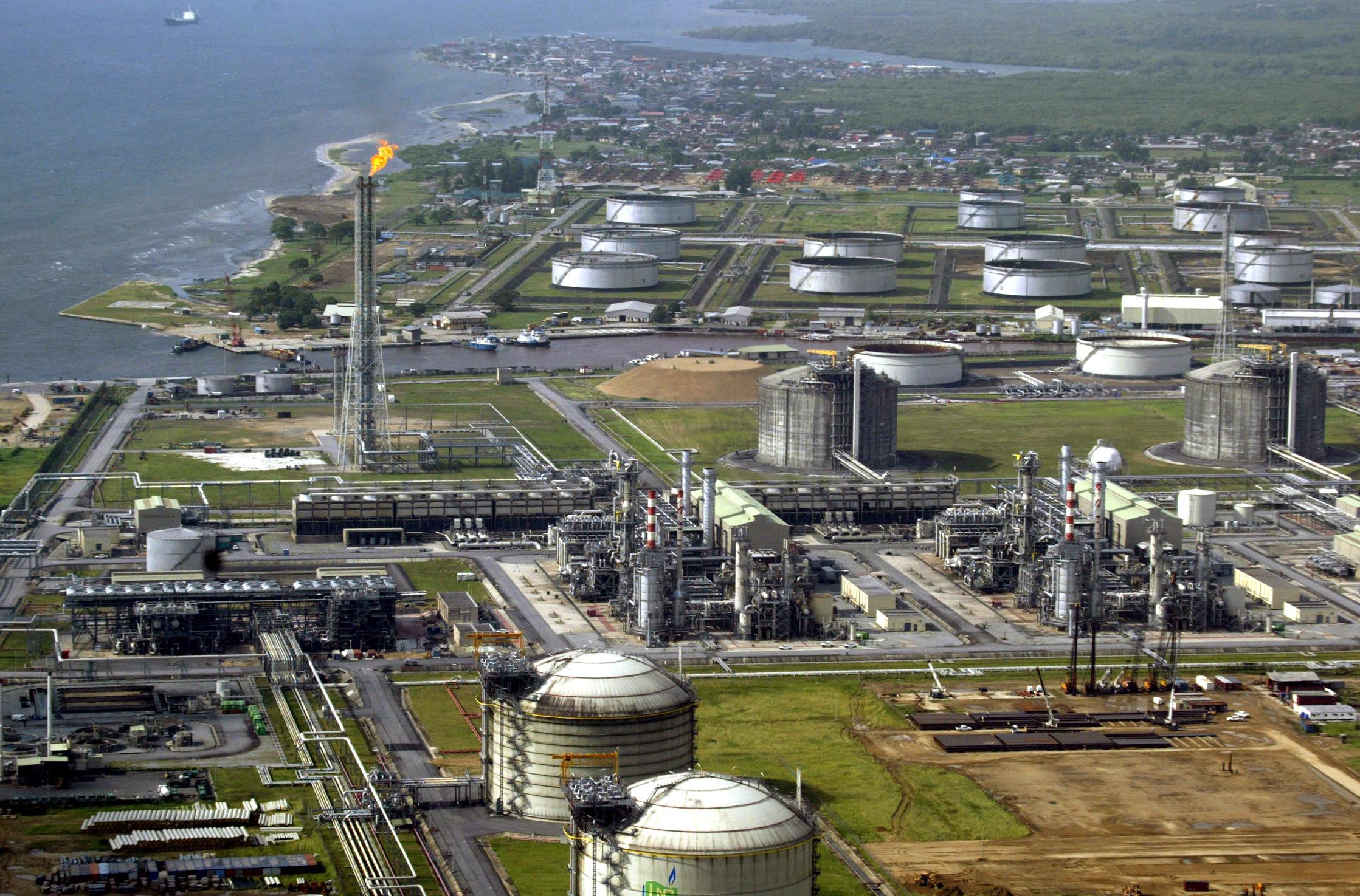 Производители нефти в африке. СПГ завод Бонни-Айленд Нигерия. Нефтеперерабатывающий завод в Нигерии. Нефтедобыча в Нигерии. Яйский НПЗ.